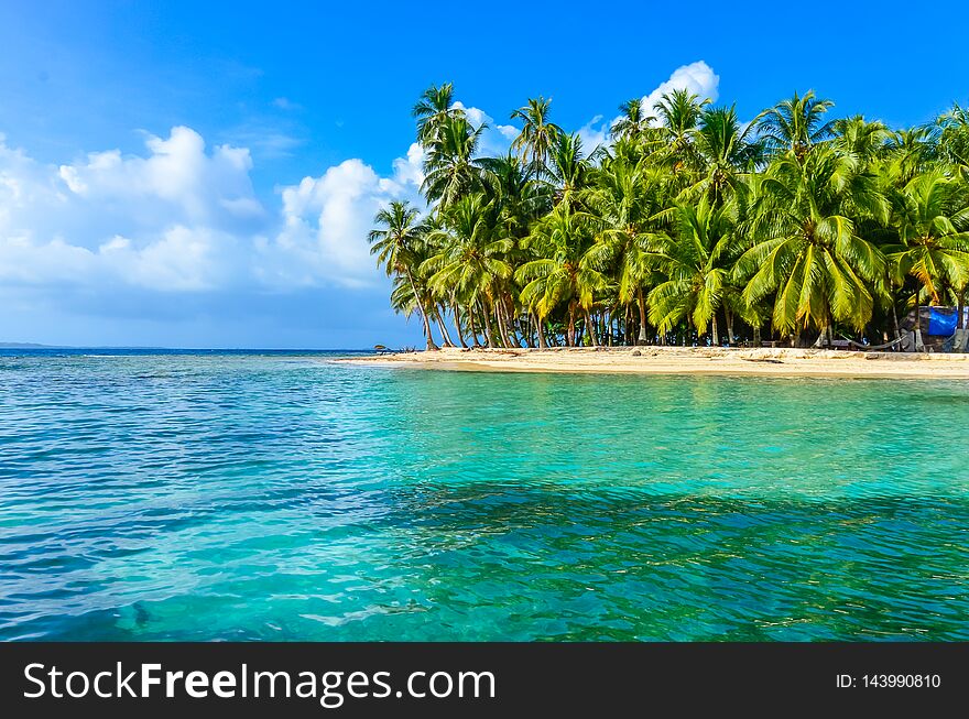 Beautiful lonely beach in caribbean San Blas island, Kuna Yala, Panama. Turquoise tropical Sea, paradise travel destination