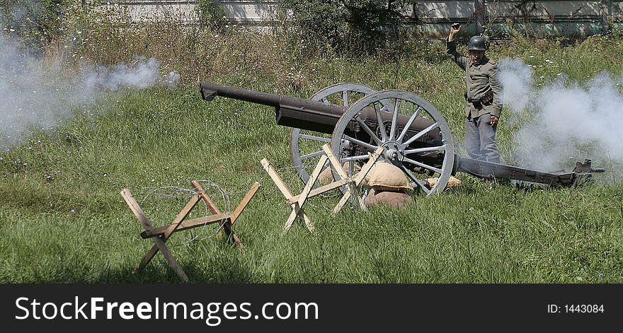 Soldiers operating a cannon in a military show from first world war. Soldiers operating a cannon in a military show from first world war