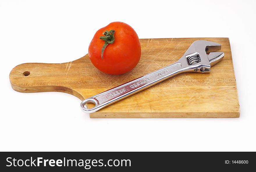 Screw a tomato on a wooden plate