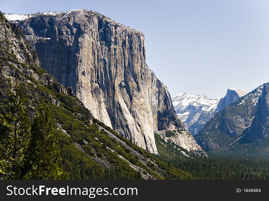 El Capitan monolyth rock formation in the Yosemite valley