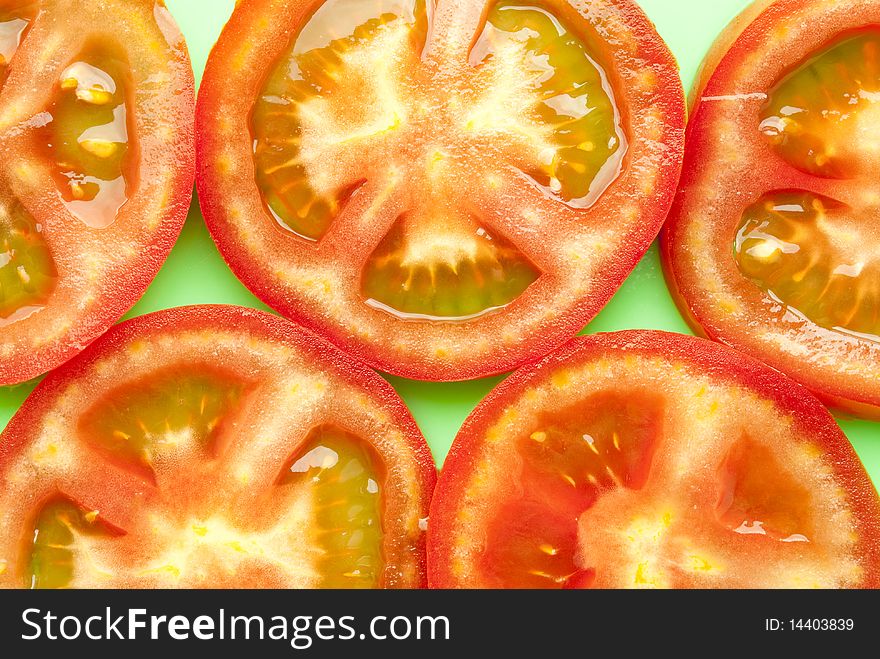 Shows a chopped tomato pieces in a row