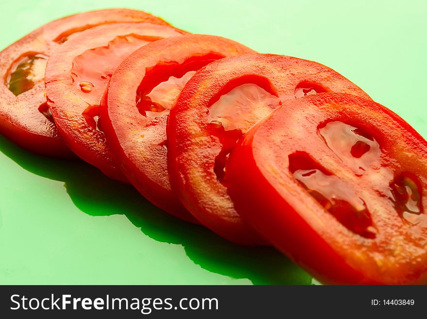 Shows a chopped tomato pieces in a row