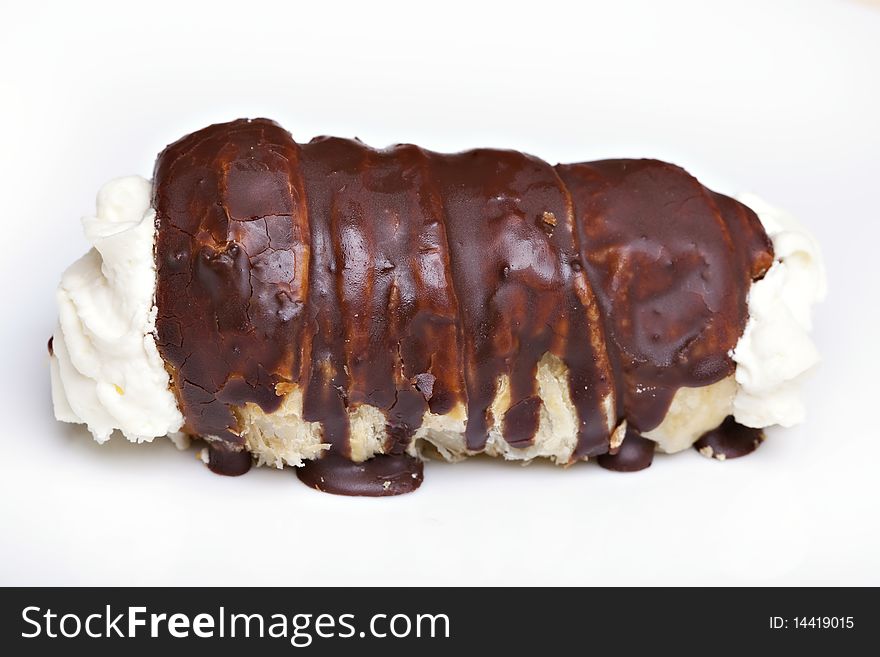 Roll with whipped cream and chocolate