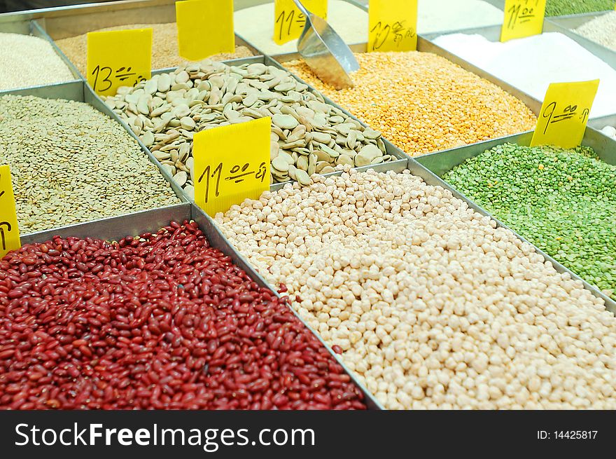 Close up of peas and kidney beans on market stand