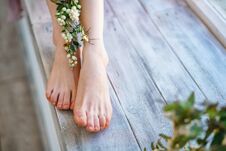 Free Beautiful Women`s Feet With Flowers On Wooden Background, Foot Skin Care Stock Photos - 144390563