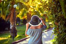 Free Young Beautiful Woman In Beach Hat Walking Under Tropical Palm Trees At Sunny Day In Bodrum, Turkey. Vacation Outdoors Seascape Stock Photo - 144390570