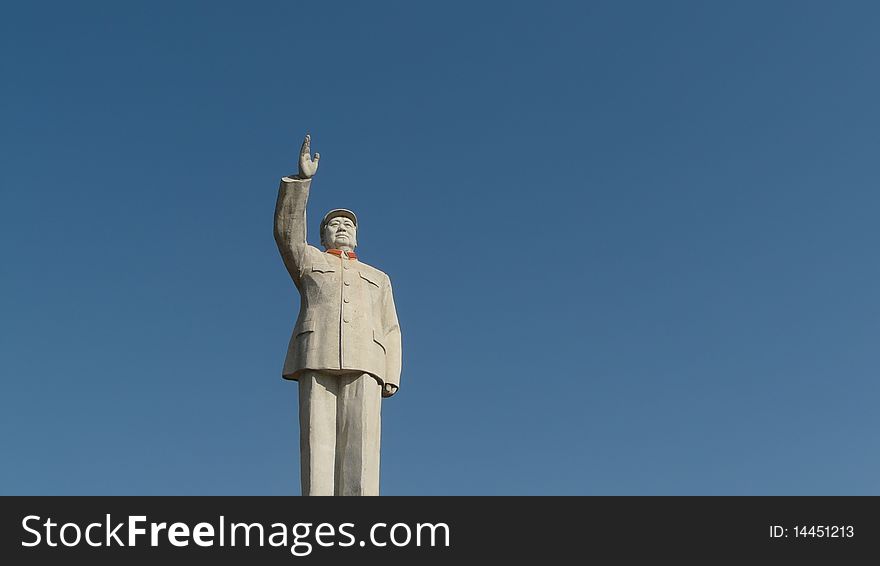 Mao statue a central square in lijiang. Mao statue a central square in lijiang