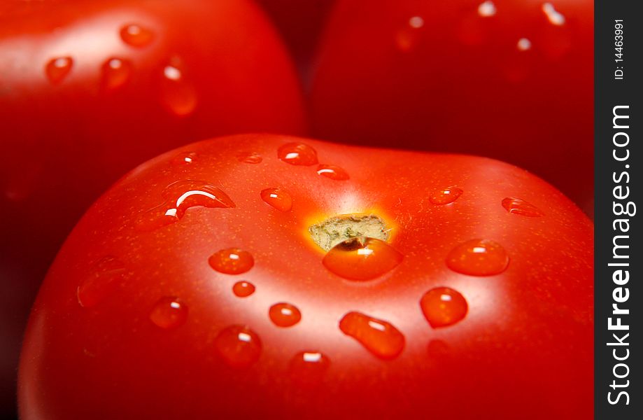 Red tomatoes are drops of water after washing.