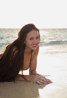 Young Woman At A Hawaii Beach Royalty Free Stock Images Young Woman At A Hawaii Beach Royalty Free Stock Images