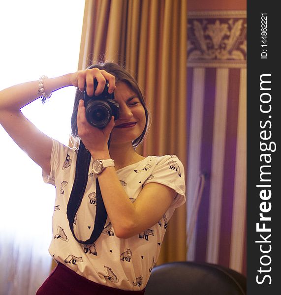 A Beautiful Girl Takes Pictures In The Studio.