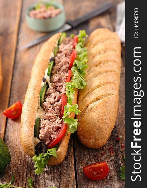 Sandwich with tuna and vegetable