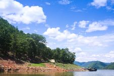 Houseboat And Mountain Royalty Free Stock Images Houseboat And Mountain Royalty Free Stock Images