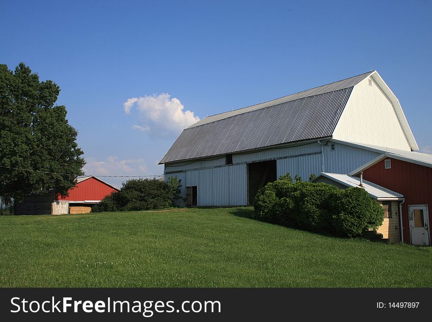 A red barn in Amish country in northeast Ohio. A red barn in Amish country in northeast Ohio