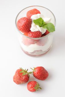 Strawberries With Whipped Cream Stock Images
