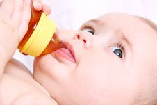 Baby Drinking Royalty Free Stock Images Baby Drinking Royalty Free Stock Images