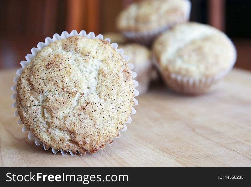 Snickerdoodle muffins with cinnamon and sugar topping