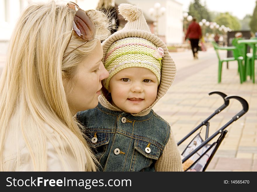 Mum explains something to the child which costs nearby and listens. Mum explains something to the child which costs nearby and listens