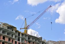 Building With Elevating Crane Royalty Free Stock Image Building With Elevating Crane Royalty Free Stock Image