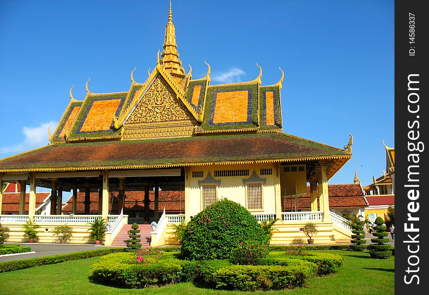 There were two royal palace. The first was located Oudong and built in 1434 during the reign of King Ponhea Yat (1405-1467). The second is that we are interested in was built in 1866 by King Norodom along the Tonle Chatomouk Phnom Penh and then called Preah Reach Borane Vang Chatomuk Mongkut. Its official opening took place on February 14, 1870. 

The buildings whose structure is inspired by the Khmer sculpture, are oriented to the east, by the sacred rules of construction. There were two royal palace. The first was located Oudong and built in 1434 during the reign of King Ponhea Yat (1405-1467). The second is that we are interested in was built in 1866 by King Norodom along the Tonle Chatomouk Phnom Penh and then called Preah Reach Borane Vang Chatomuk Mongkut. Its official opening took place on February 14, 1870. 

The buildings whose structure is inspired by the Khmer sculpture, are oriented to the east, by the sacred rules of construction.