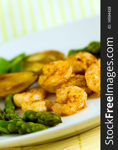 Roasted prawns with green asparagus and potato