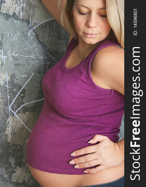 The fashionable and stylish pregnant woman