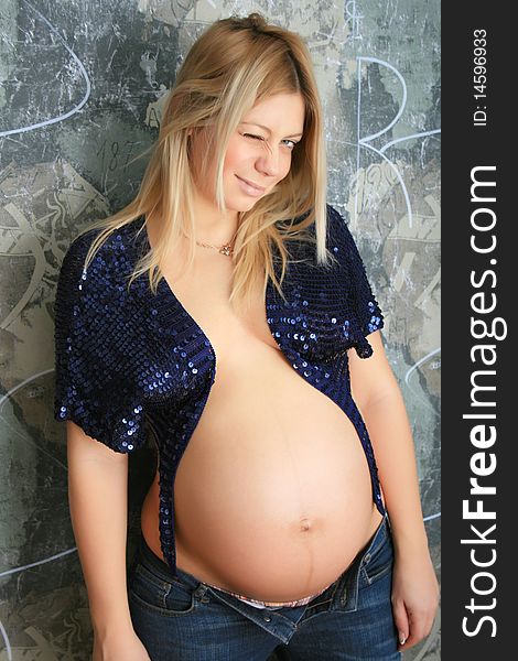 The fashionable and stylish pregnant woman