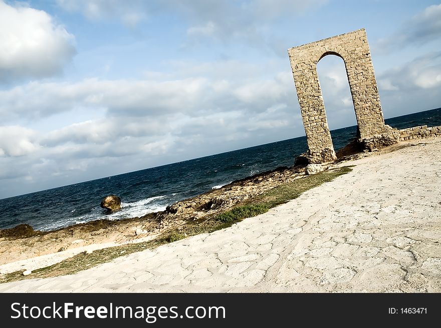 Ancient arch - ruins over seashore - dynamic view