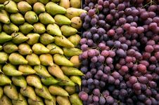 Containers With Grapes And Pears Royalty Free Stock Photos Containers With Grapes And Pears Royalty Free Stock Photos