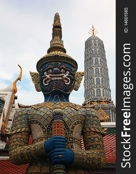 Thai Giant Statue at Wat Phra-Keaw