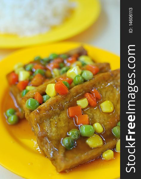 Chinese bean curd delicacy. Ingredients include bean curd and vegetable toppings. Suitable for food and beverage, healthy eating and lifestyle, and diet and nutrition.