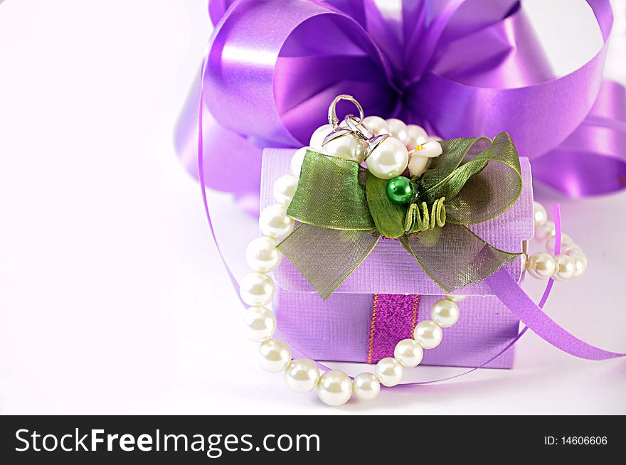 Gift box with a Pearl necklace and earrings