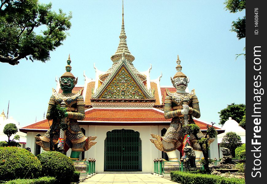 Twin giant in wat arun