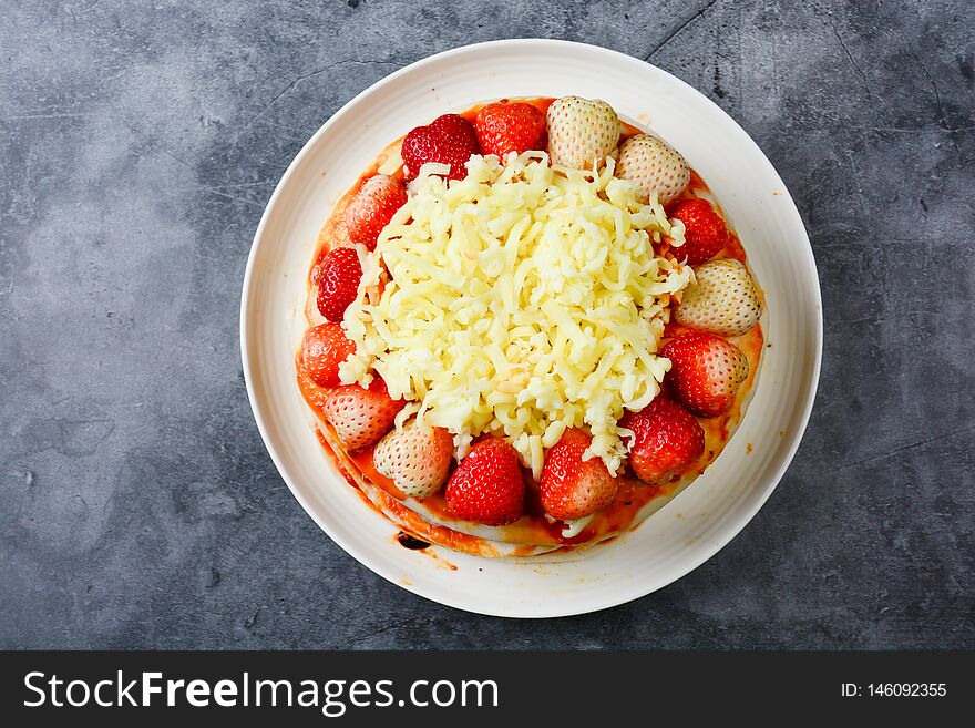 Pizza with strawberry and cheeses