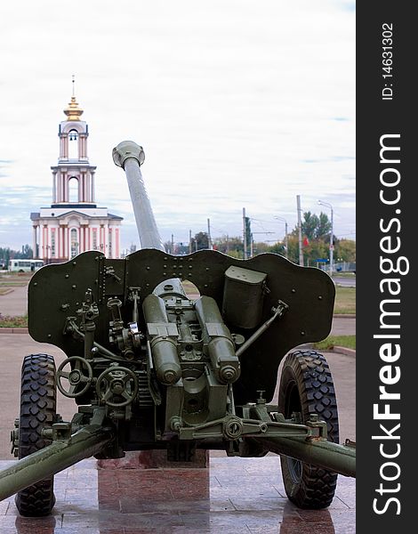 A memorial main gun and a pink orthodox church