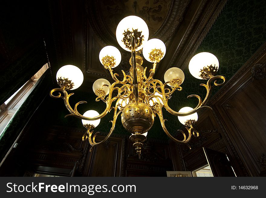 A picture of a chandelier