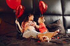 Free Elegant Mother With Little Son In A Bed Royalty Free Stock Photography - 146353187