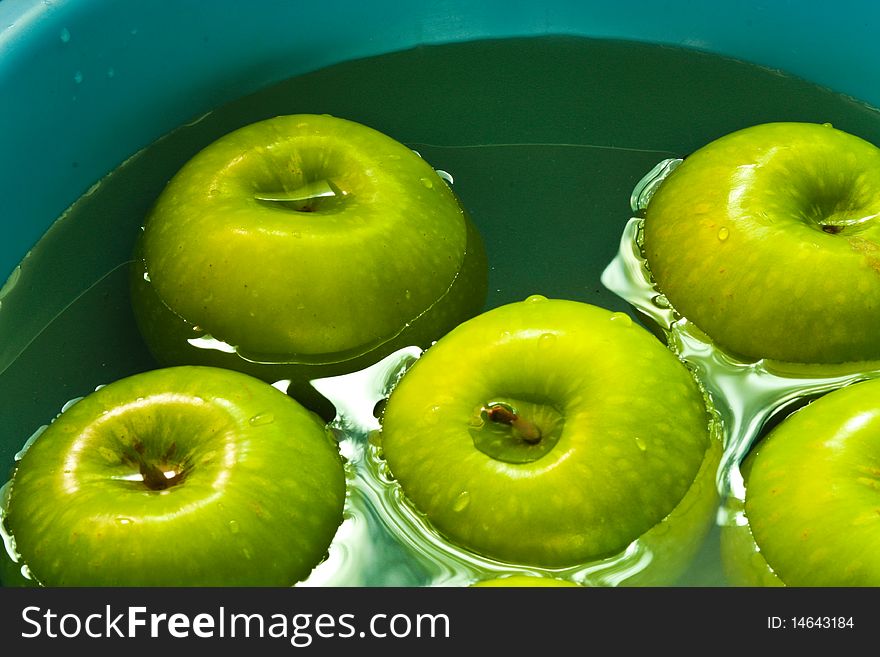 Green apples are cleaning up in basin before eating. Green apples are cleaning up in basin before eating