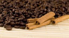 Coffee Beans And Cinnamon Sticks Closeup Royalty Free Stock Photography Coffee Beans And Cinnamon Sticks Closeup Royalty Free Stock Photography