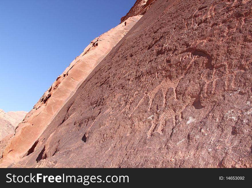 In Wadi-Rum, it is the wind that throughout the millennia has eroded the rocks, thus creating the picturesque landscapes with reddish sands.
Already inhabited in prehistoric times; as witnessed by the finds of stone tools dating to the Paleolithic and Neolithic periods , this great valley was roamed for millennia by hunters and nomads, who left interesting traces of their passage .Most of these are graffiti , rupestral engravings both on the rocks and rock walls and inside natural caves , presumably ranging in time from the 4th millennium BC up almost to the present . In Wadi-Rum, it is the wind that throughout the millennia has eroded the rocks, thus creating the picturesque landscapes with reddish sands.
Already inhabited in prehistoric times; as witnessed by the finds of stone tools dating to the Paleolithic and Neolithic periods , this great valley was roamed for millennia by hunters and nomads, who left interesting traces of their passage .Most of these are graffiti , rupestral engravings both on the rocks and rock walls and inside natural caves , presumably ranging in time from the 4th millennium BC up almost to the present .