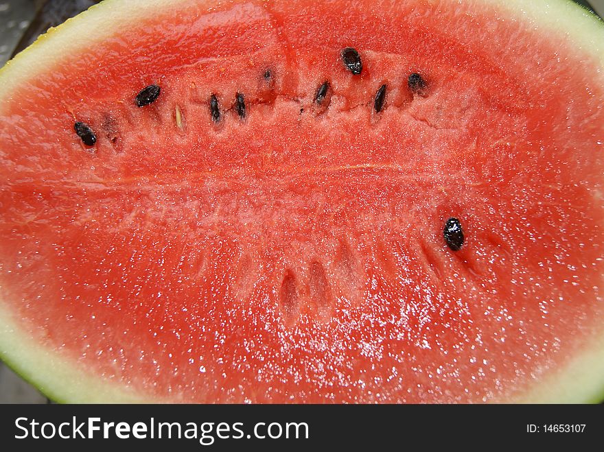 Watermelon is a summer favorite fruit of the people. Likened it to watermelon fruit of Viagra. Look, bright red inner flesh, mouth watering.