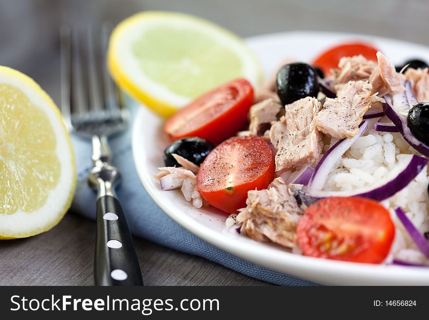 Tuna salad with rice,tomatoes,olives and onion