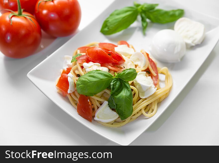 Spaghetti With Fresh Tomatoes, Basil, Mozzarella And Some Oregano