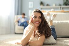 Free Portrait Of Attractive Woman Relaxing On Floor With Blurred Man In Background Royalty Free Stock Photo - 146620055