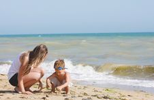 Mother And Son On Beach Royalty Free Stock Photography Mother And Son On Beach Royalty Free Stock Photography