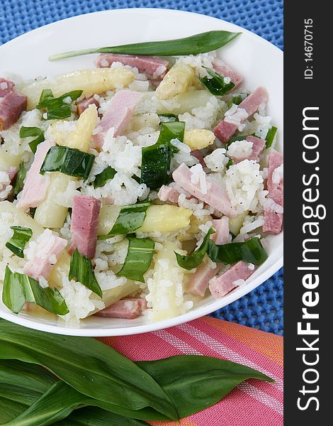 Wild stir risotto with ham and asparagus