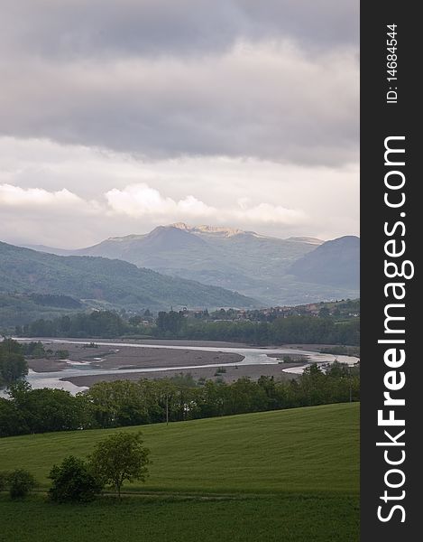 Landscape mountain. In season rains, the river full branches and the water takes a green
emerald, opening in the sky  cloudy allowing the sun to pass through. Landscape mountain. In season rains, the river full branches and the water takes a green
emerald, opening in the sky  cloudy allowing the sun to pass through