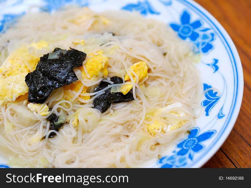 Simple Chinese noodles cooked with scrambled. Suitable for concepts such as healthy eating and lifestyle, and food and beverage.