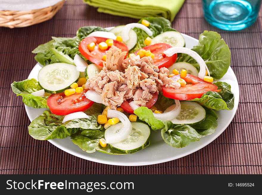 Salad tuna tomato corn and onion