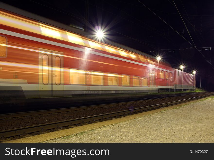 A train that moves on slowly from the station (location:Coswig). A train that moves on slowly from the station (location:Coswig)