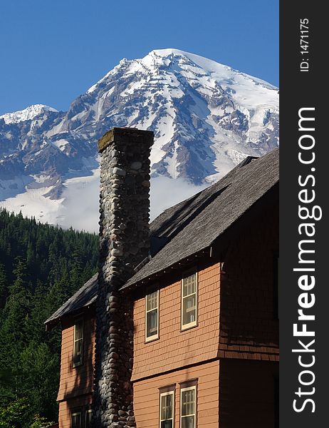 Longmire lodge with Mount Rainier in the background